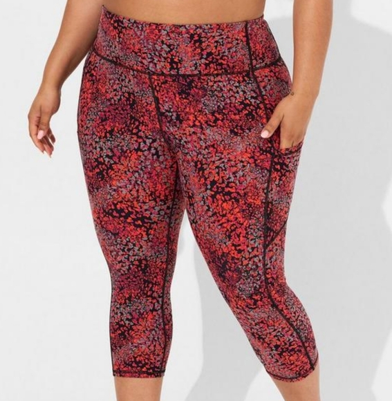 Torrid Performance Core Capri Active Legging With Side Pockets - Picture 2 of 5